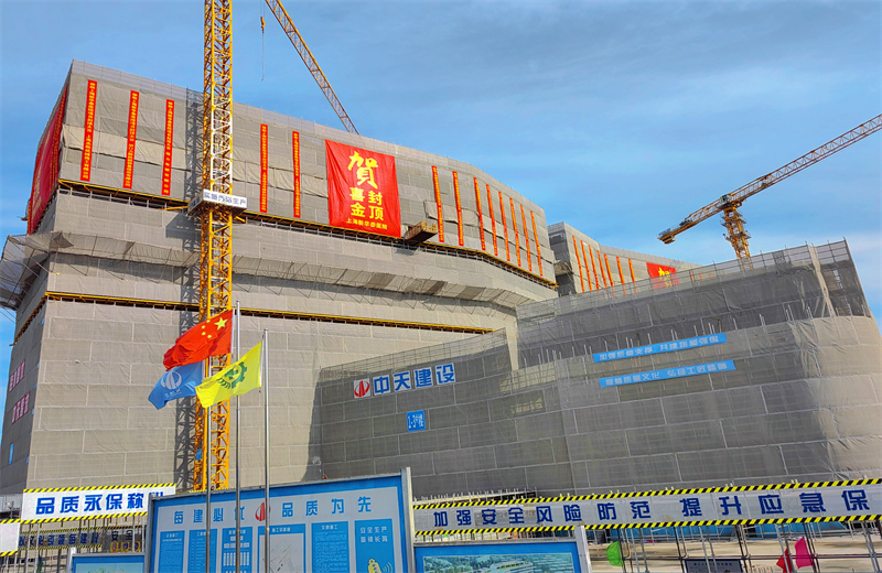 2024年10月30日，尊龙凯时三建上海新华泰医院项目主体封顶。
